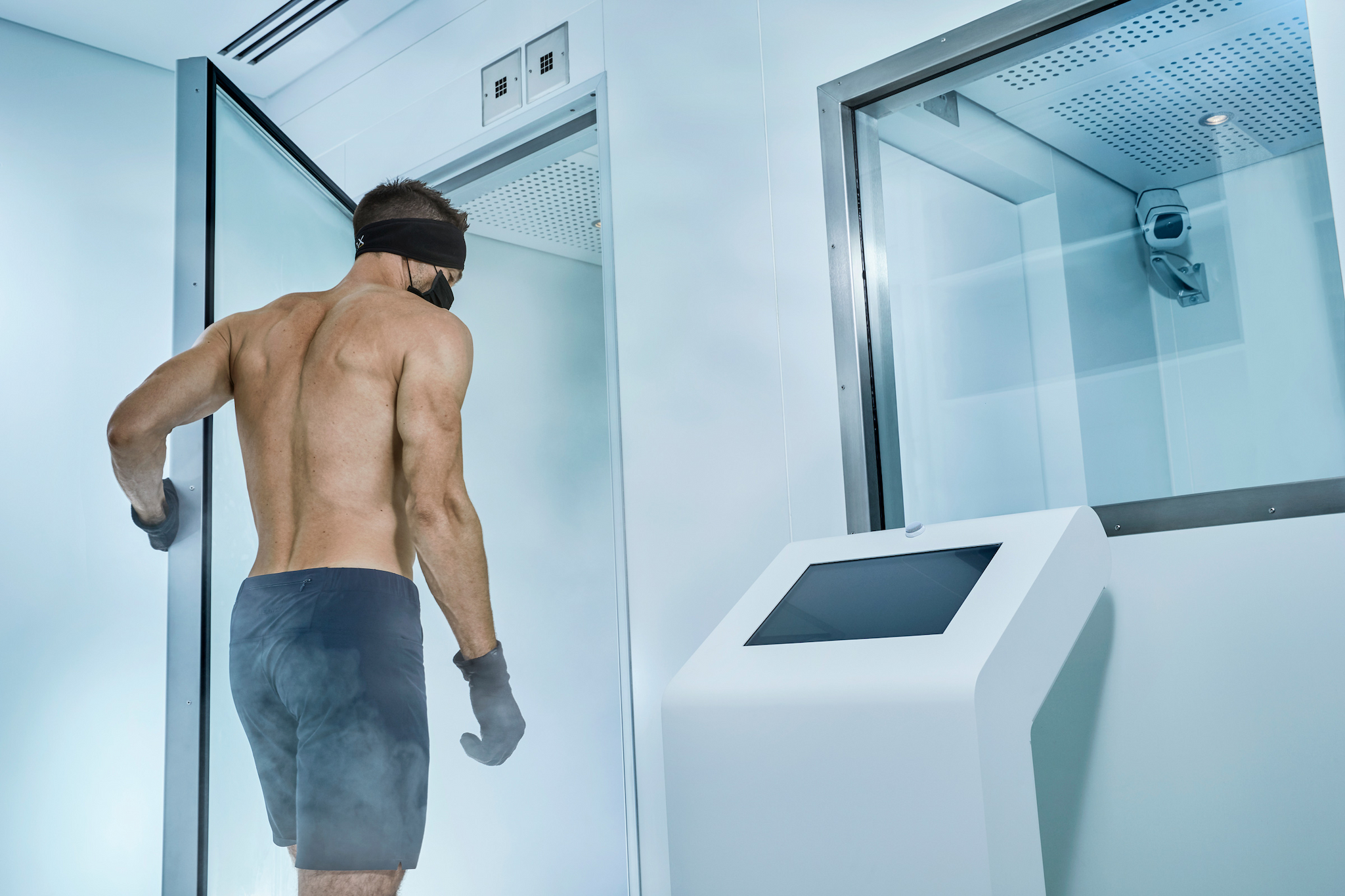 Mann in der Cryo Kaeltekammer im Lanserhof