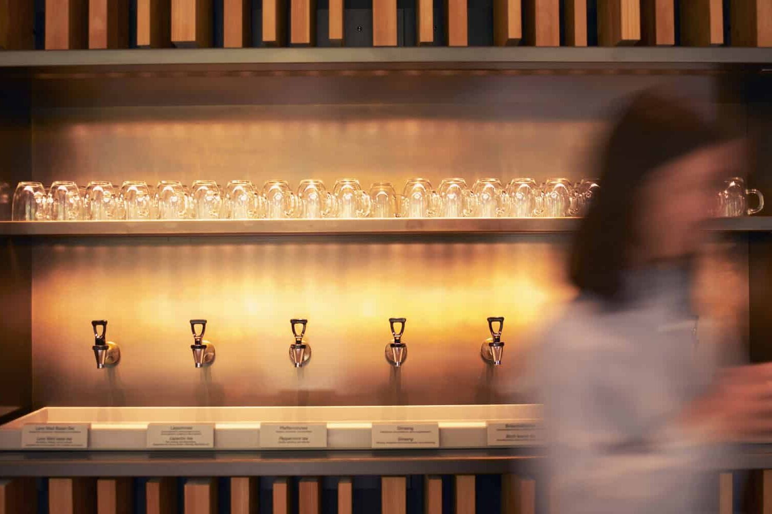 Bild einer Frau vor der Heilfastenbar im Lanserhof