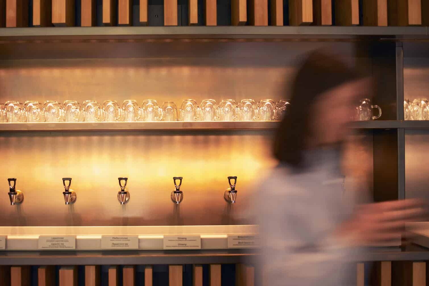 Bild einer Frau vor der Heilfastenbar im Lanserhof