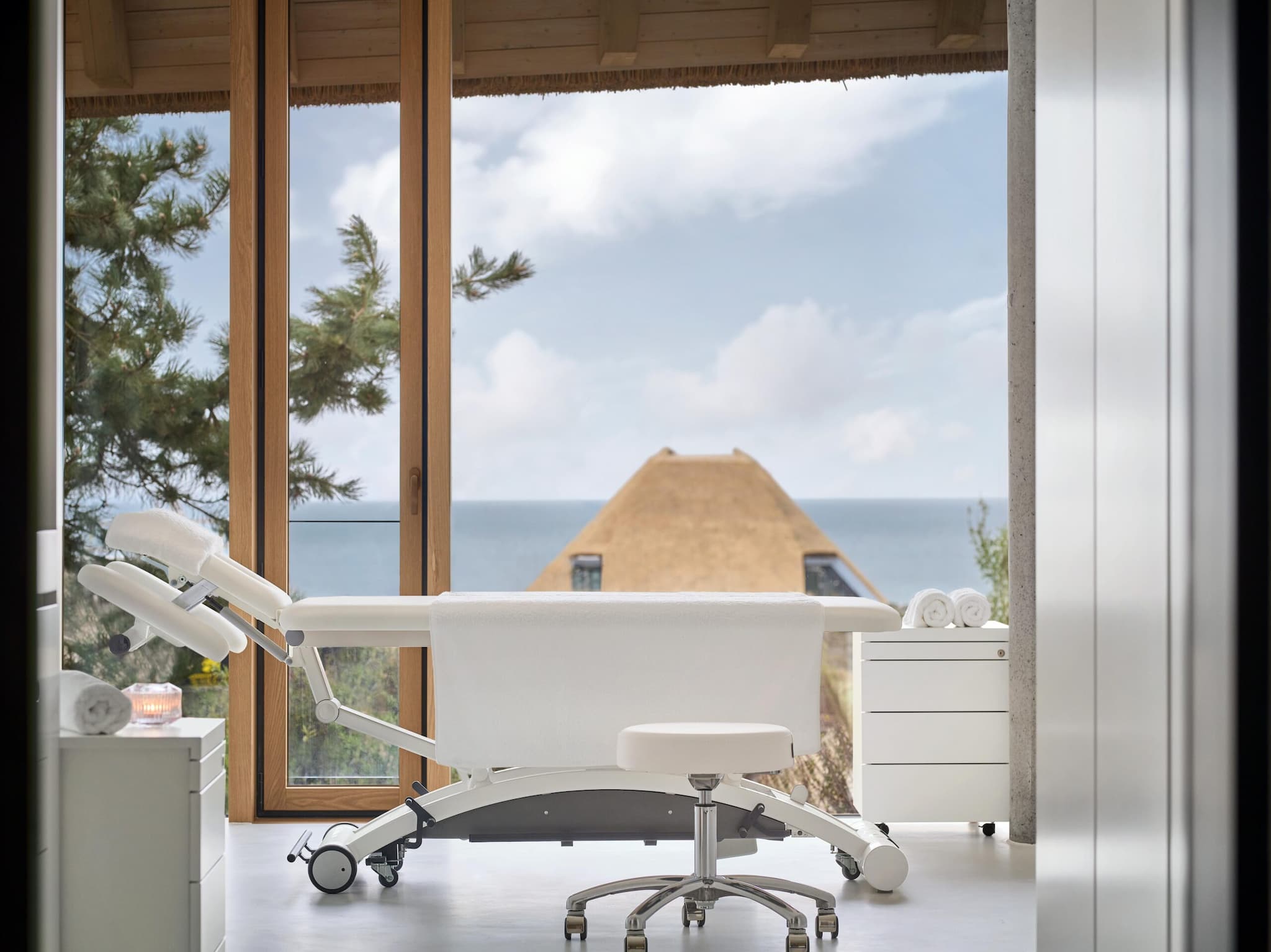 Behandlungsraum im Lanserhof Sylt mit Ausblick auf das Meer