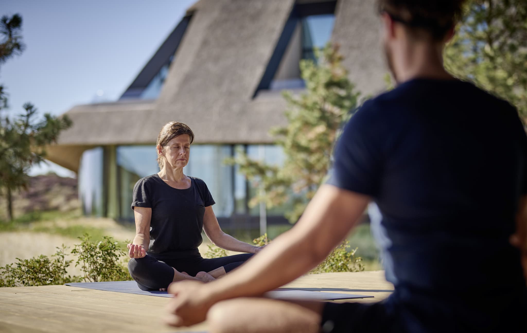 Frau und Mann beim Yoga im Lans Sylt