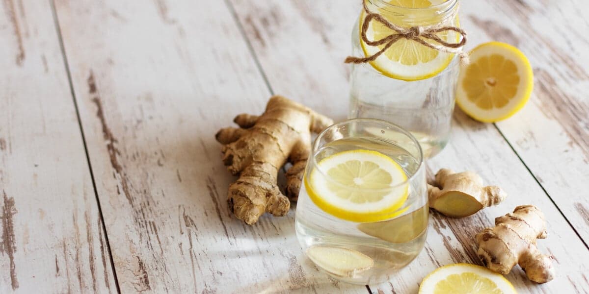 Ingwer und Zitrone im Glas mit Wasser