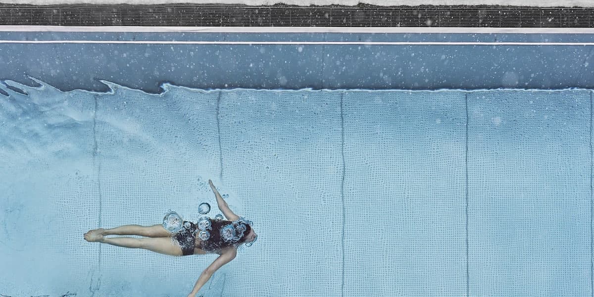 Swimmer that's diving under water