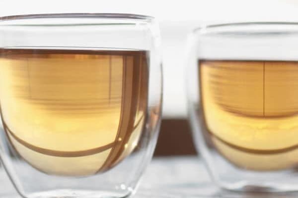 Zwei Glastassen mit Heilfastentee des Lanserhof
