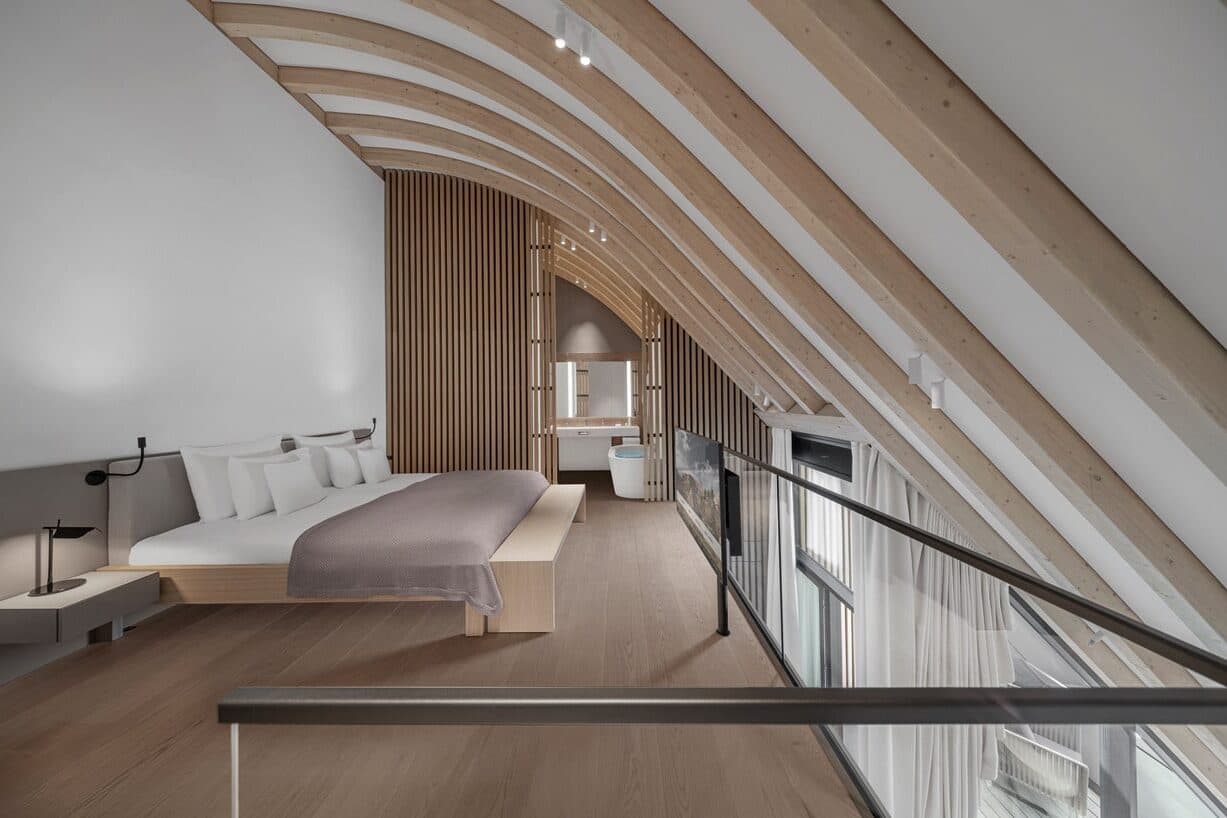 Innenansicht der Elysium Duplex Suite mit Balkon im Lanserhof Sylt