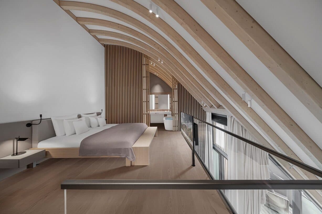 Innenansicht der Elysium Duplex Suite mit Balkon im Lanserhof Sylt