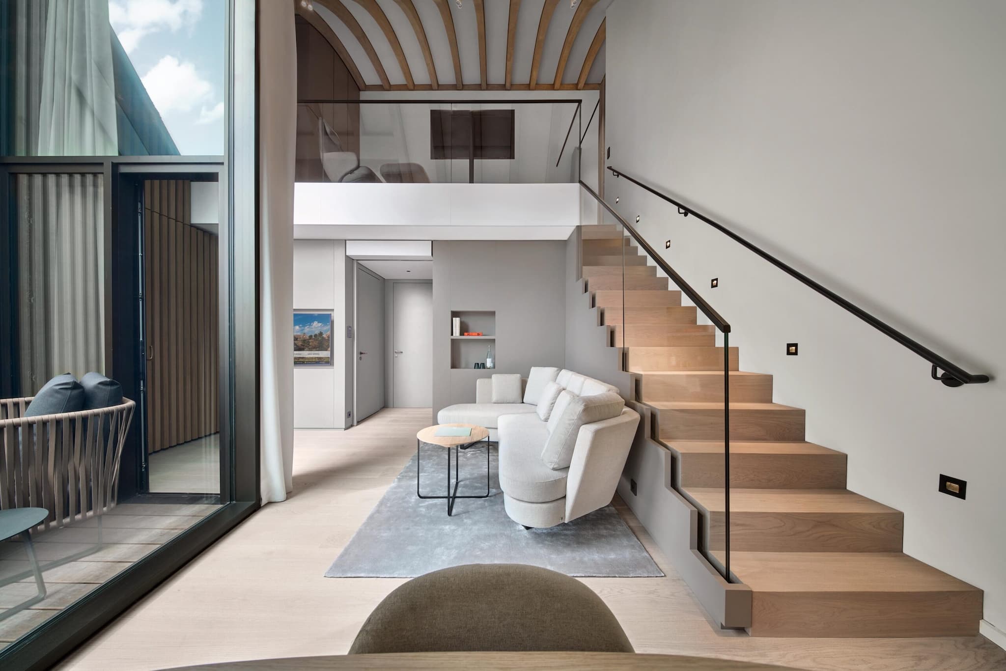 Bild einer Suite im Lanserhof Sylt mit Treppe © Alexander Haiden