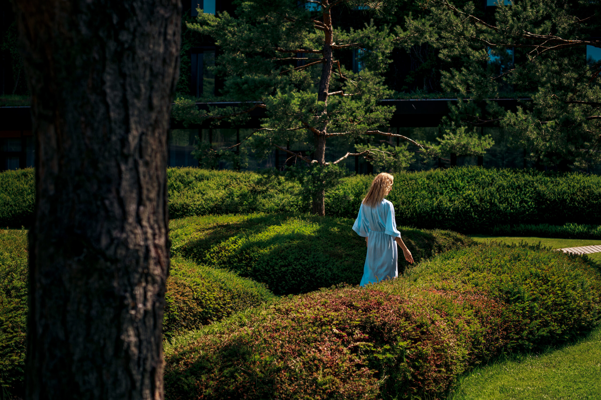 Frau im Garten des Lanserhof