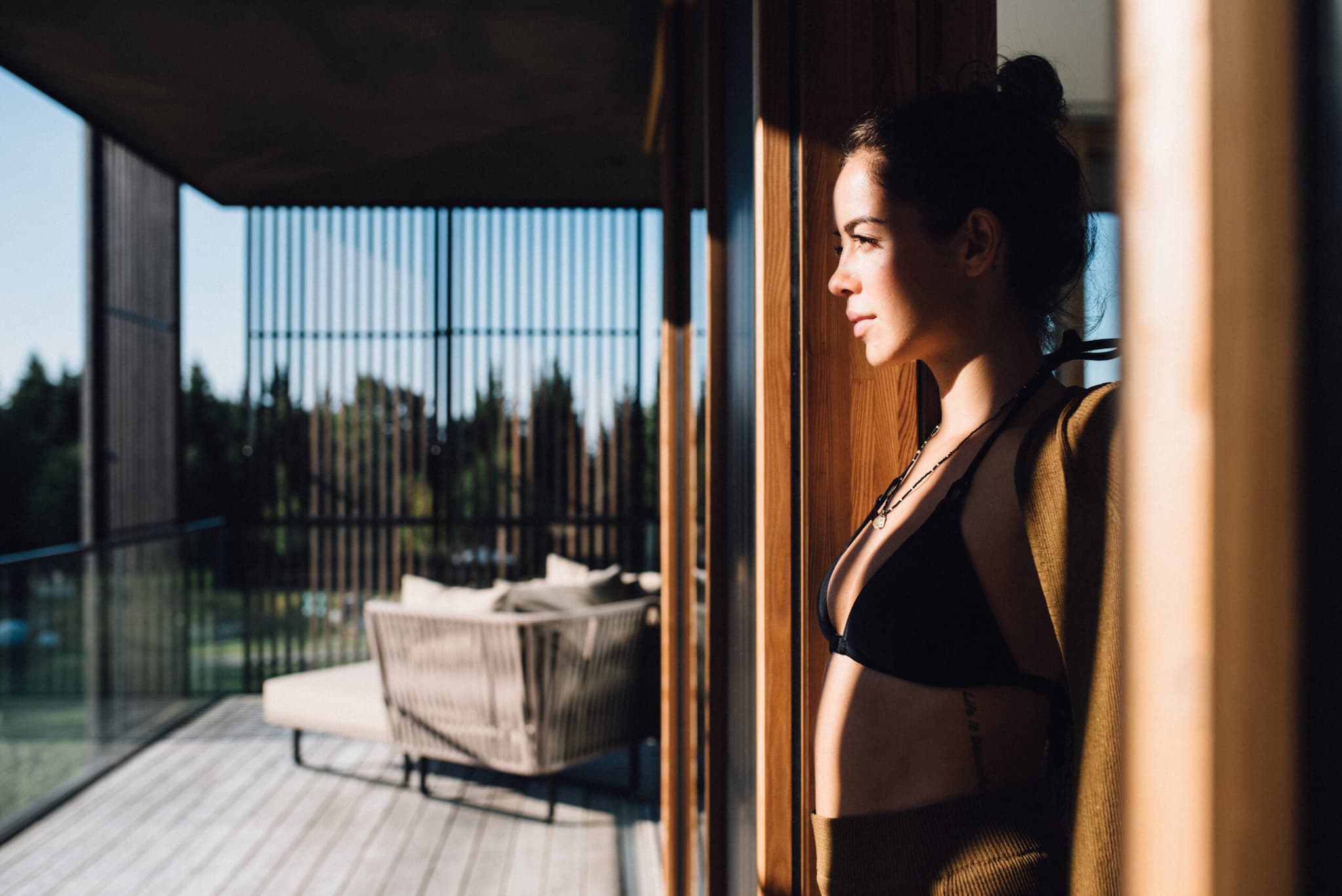 Frau am Balko Lanserhof Tegernsee - by Asja Caspari