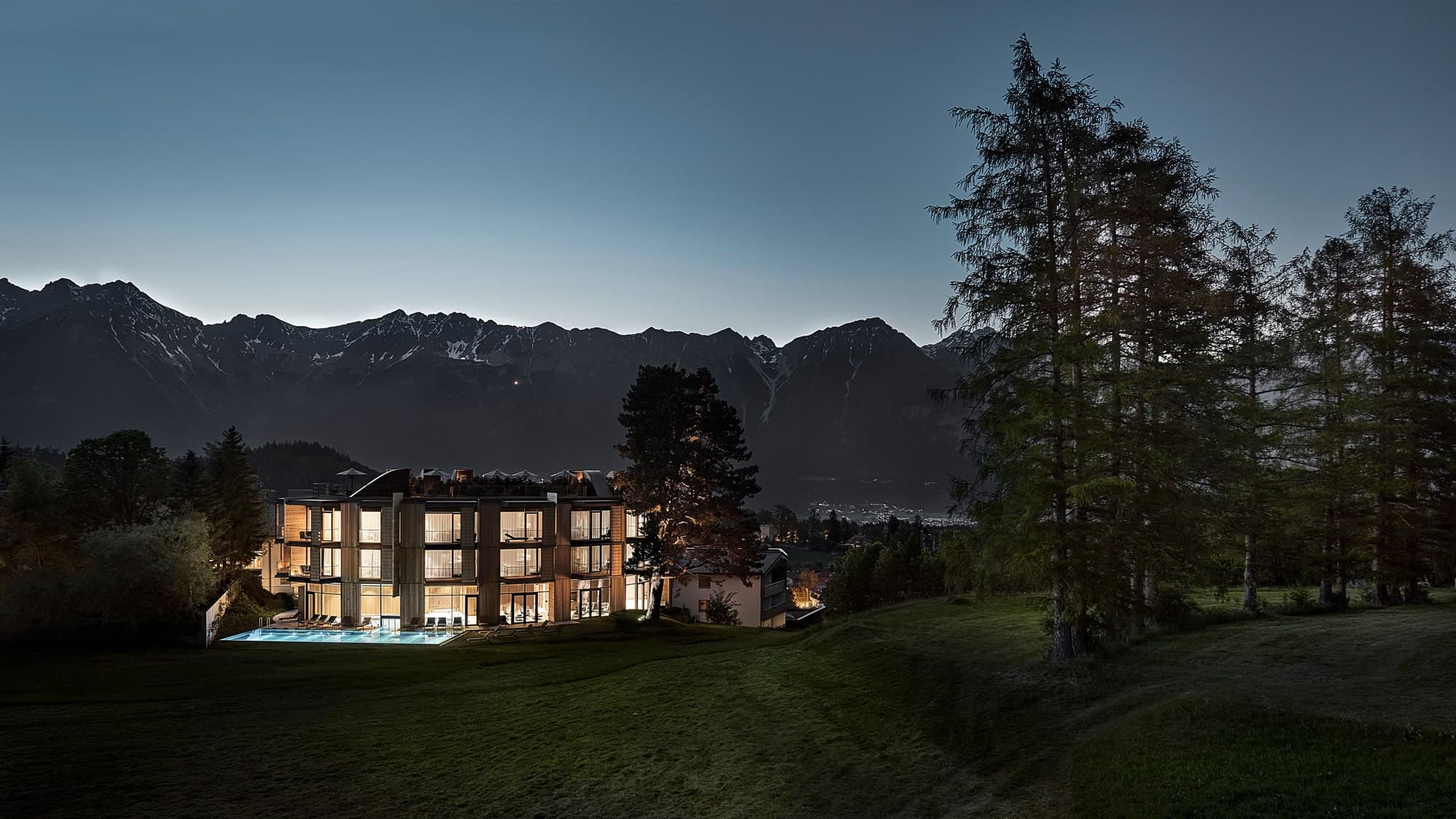 Nachtaufnahme des Badehaus im Lanserhof Lans