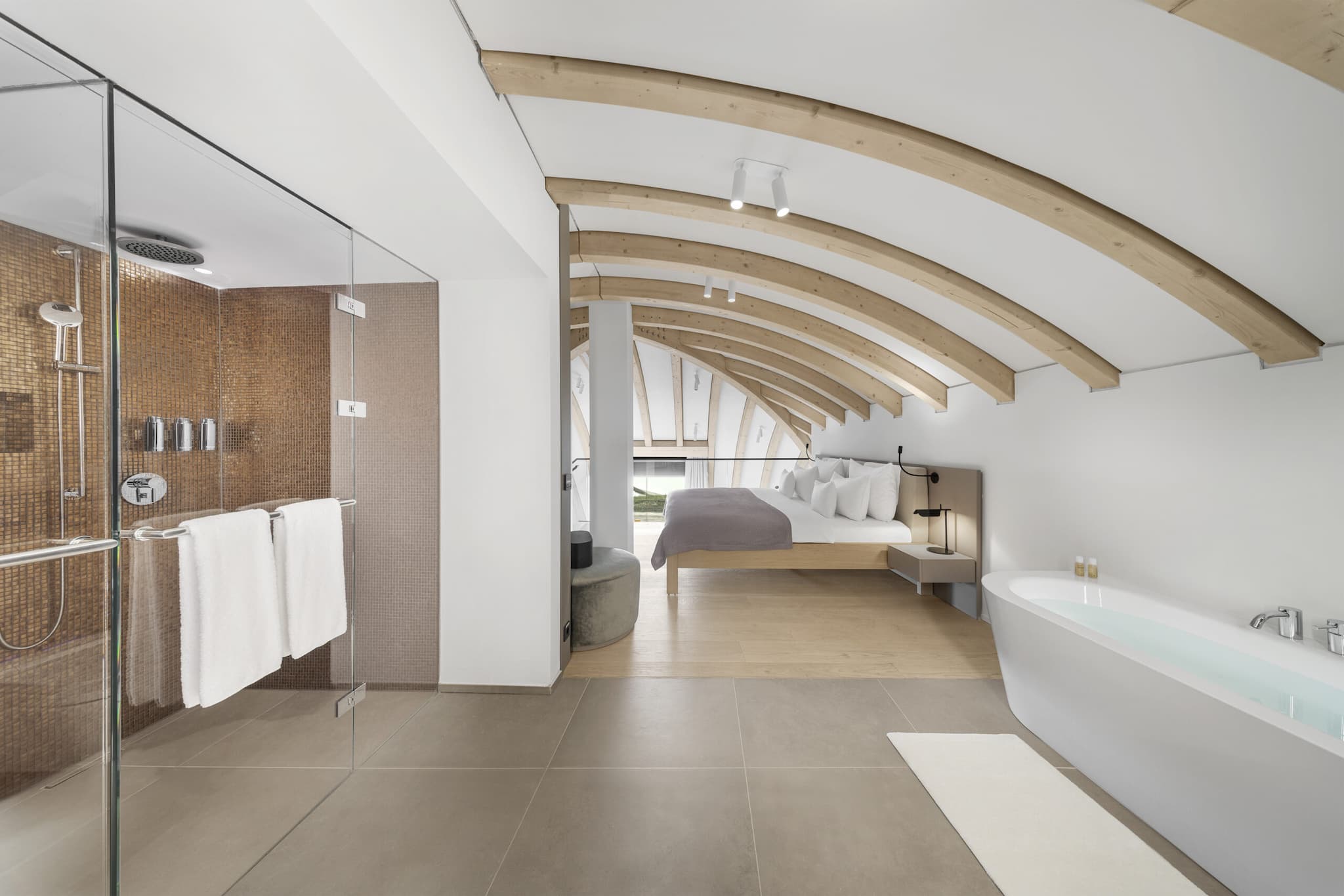 Ausblick aus dem Badezimmer in die Elysium Loft Suite im Lanserhof Sylt