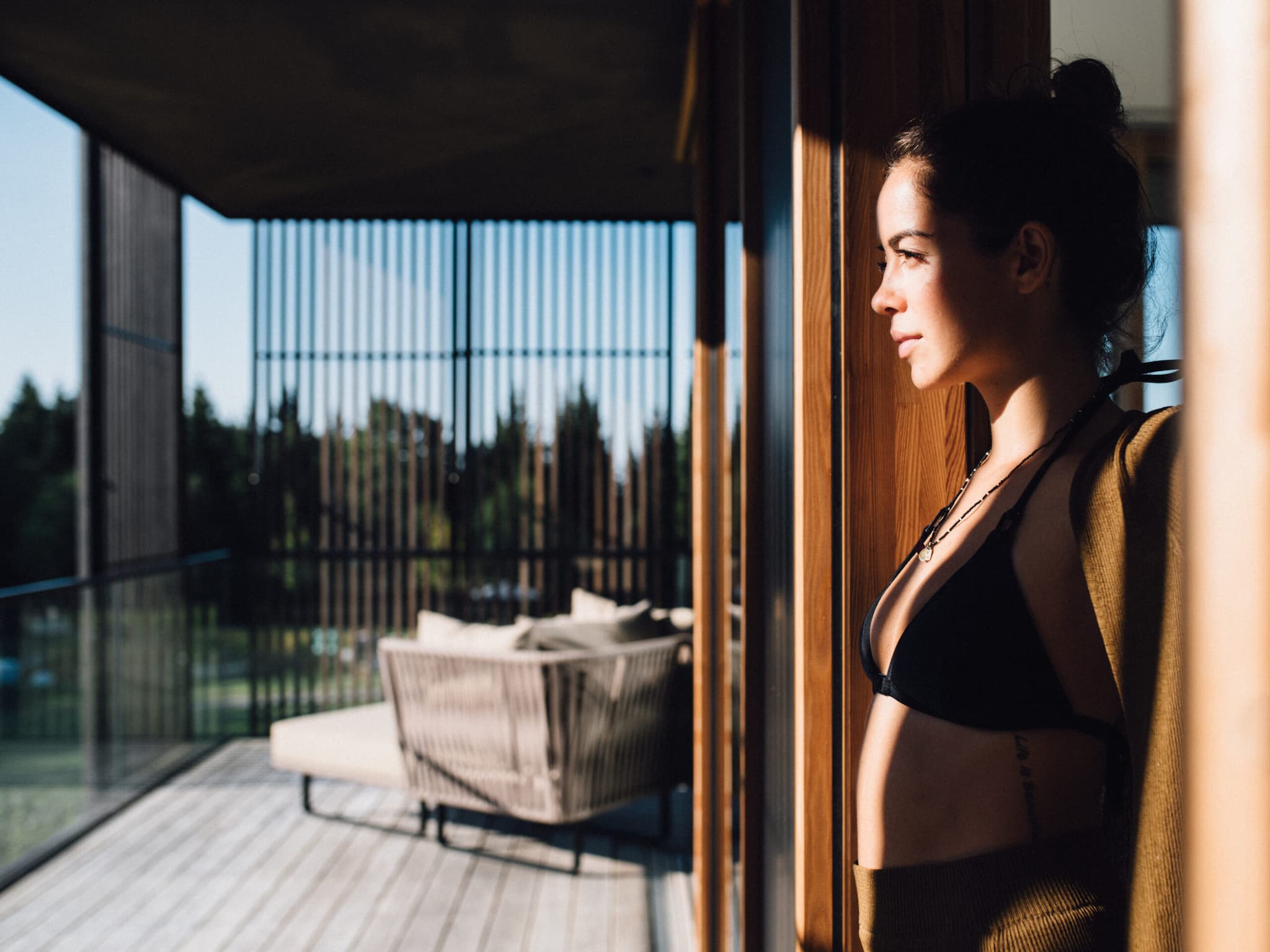 Frau am Balko Lanserhof Tegernsee - by Asja Caspari