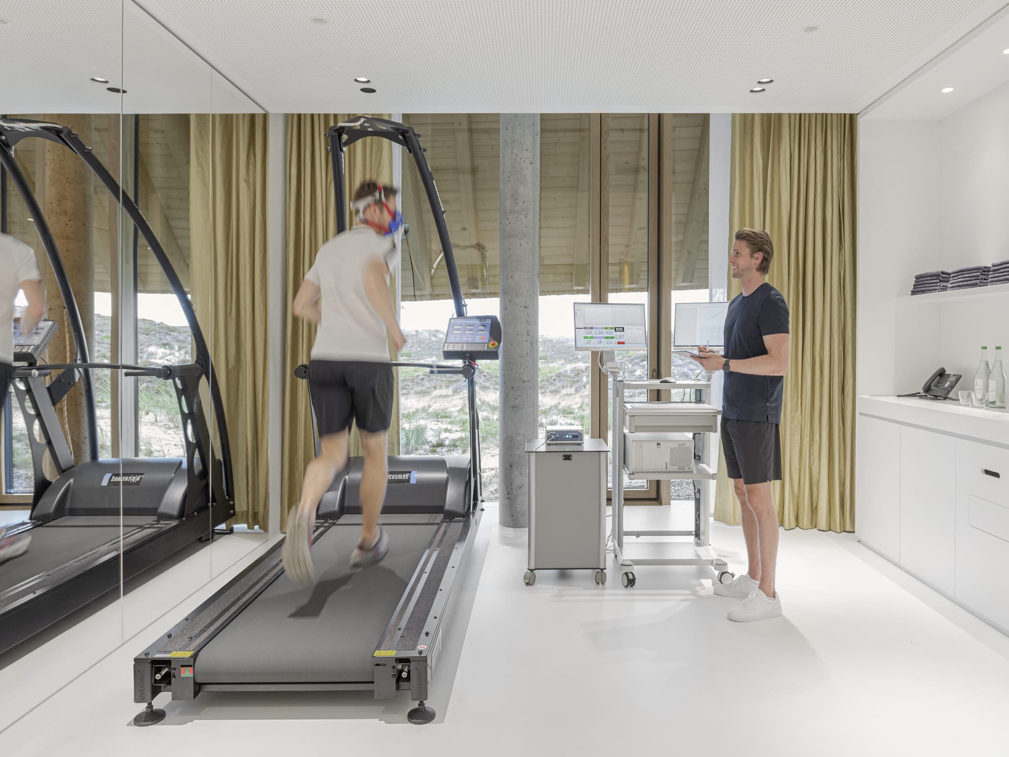 Mann auf Laufband beim medizinischen Check-Up am Lanserhof Sylt