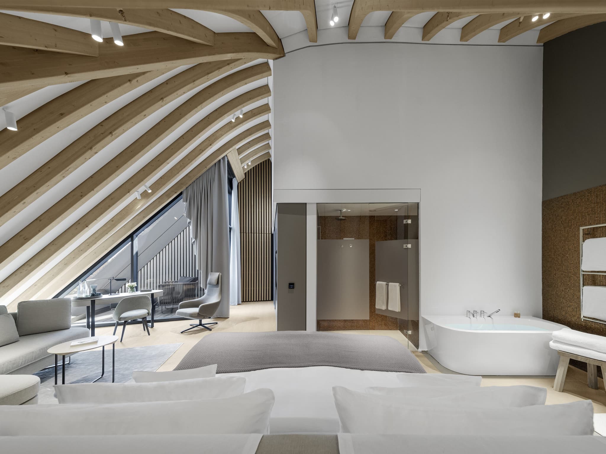 Blick in eine Suit des Lanserhof Sylt mit Bandewanne