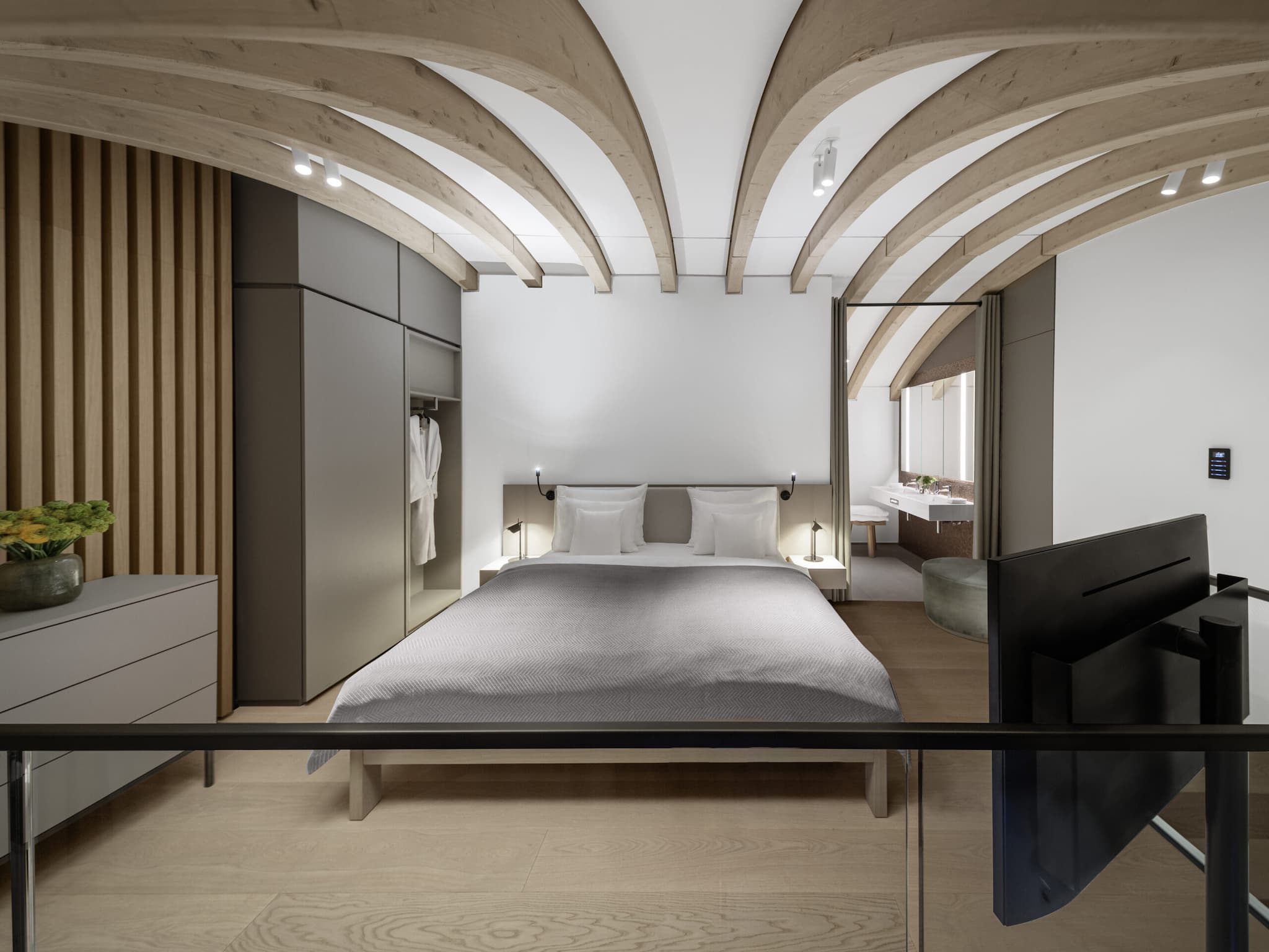 Sicht auf das Schlafzimmer eines der Suites im Lanserhof Sylt