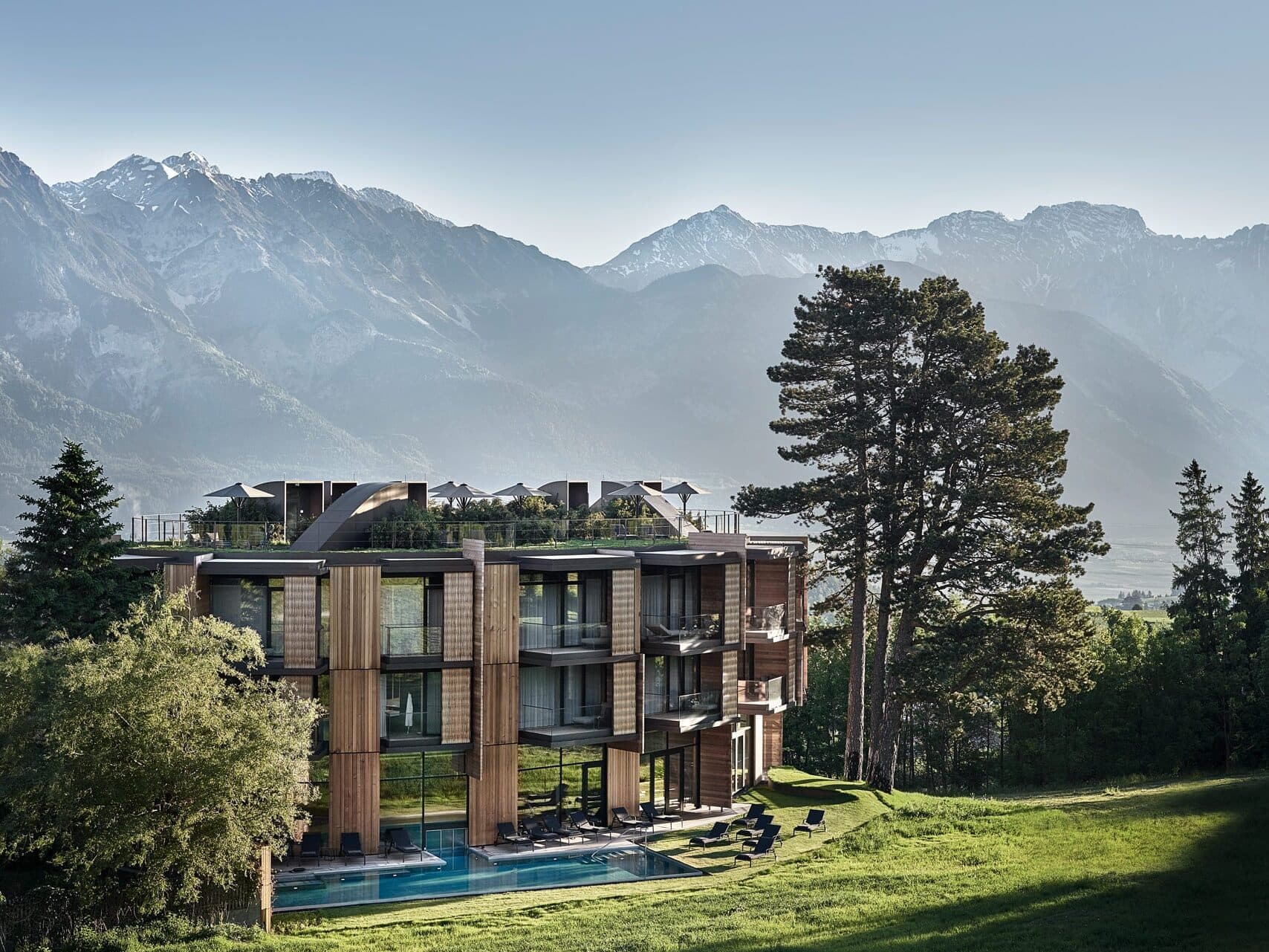 Aussenansicht mit Outdoorpool des Lanserhof Lans von Alexander Haiden