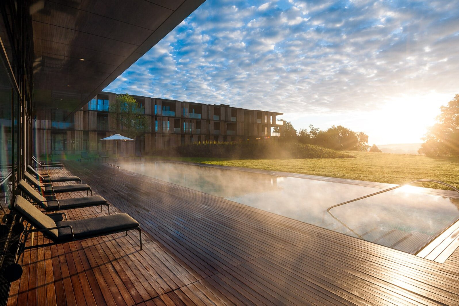 Aussenaufnahme des Pools des Lanserhof Tegernsee - von Alexander Haiden