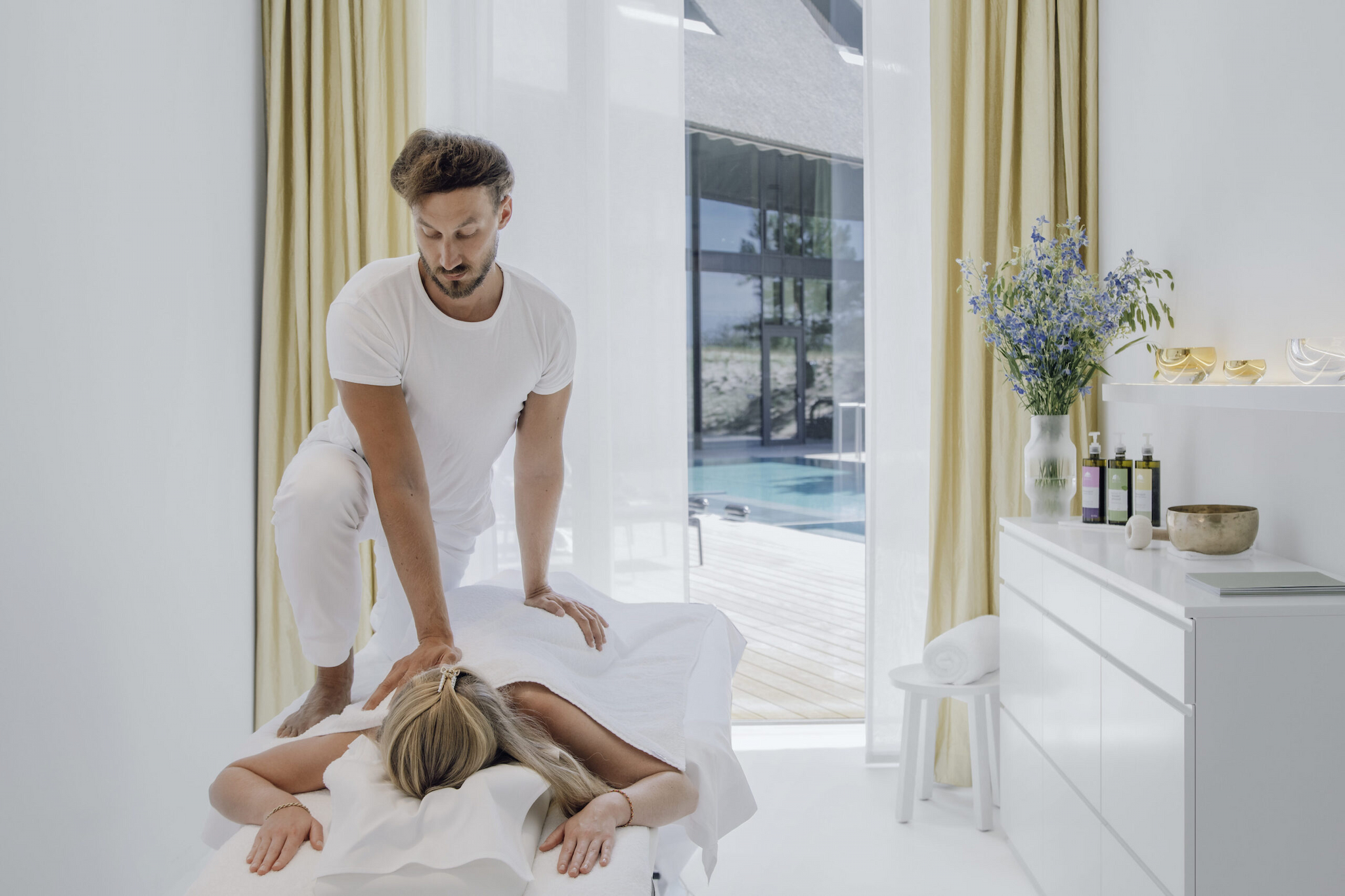 Mann massiert Frau im Lanserhof Sylt