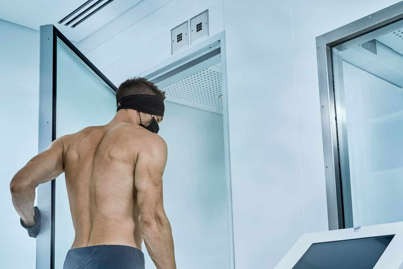 Mann geht in die Cryo Kaeltekammer im Lanserhof