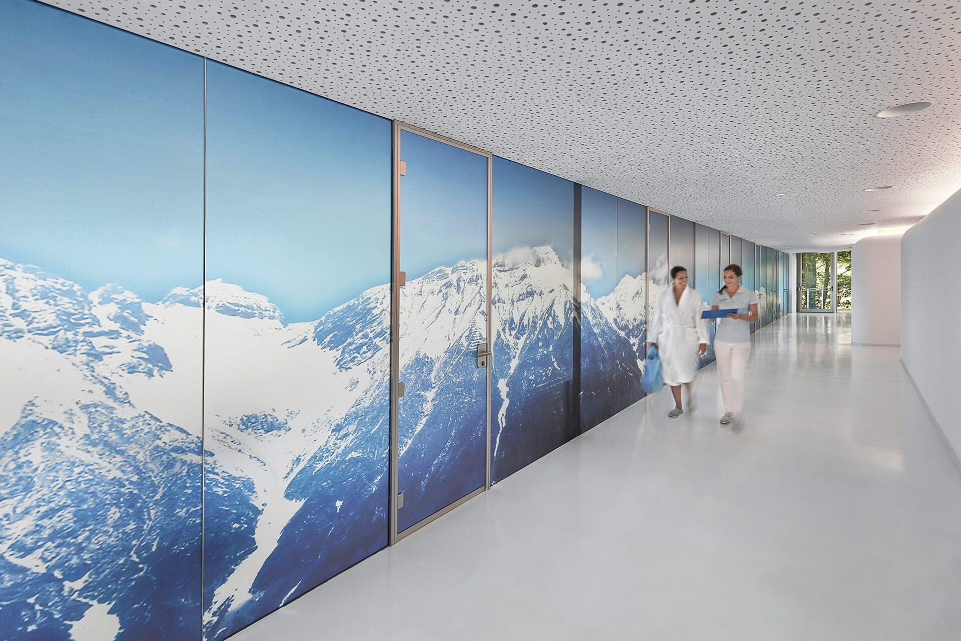 Bild des Korridors des medizinischen Bereichs des Lanserhof Lans - von Alexander Haiden