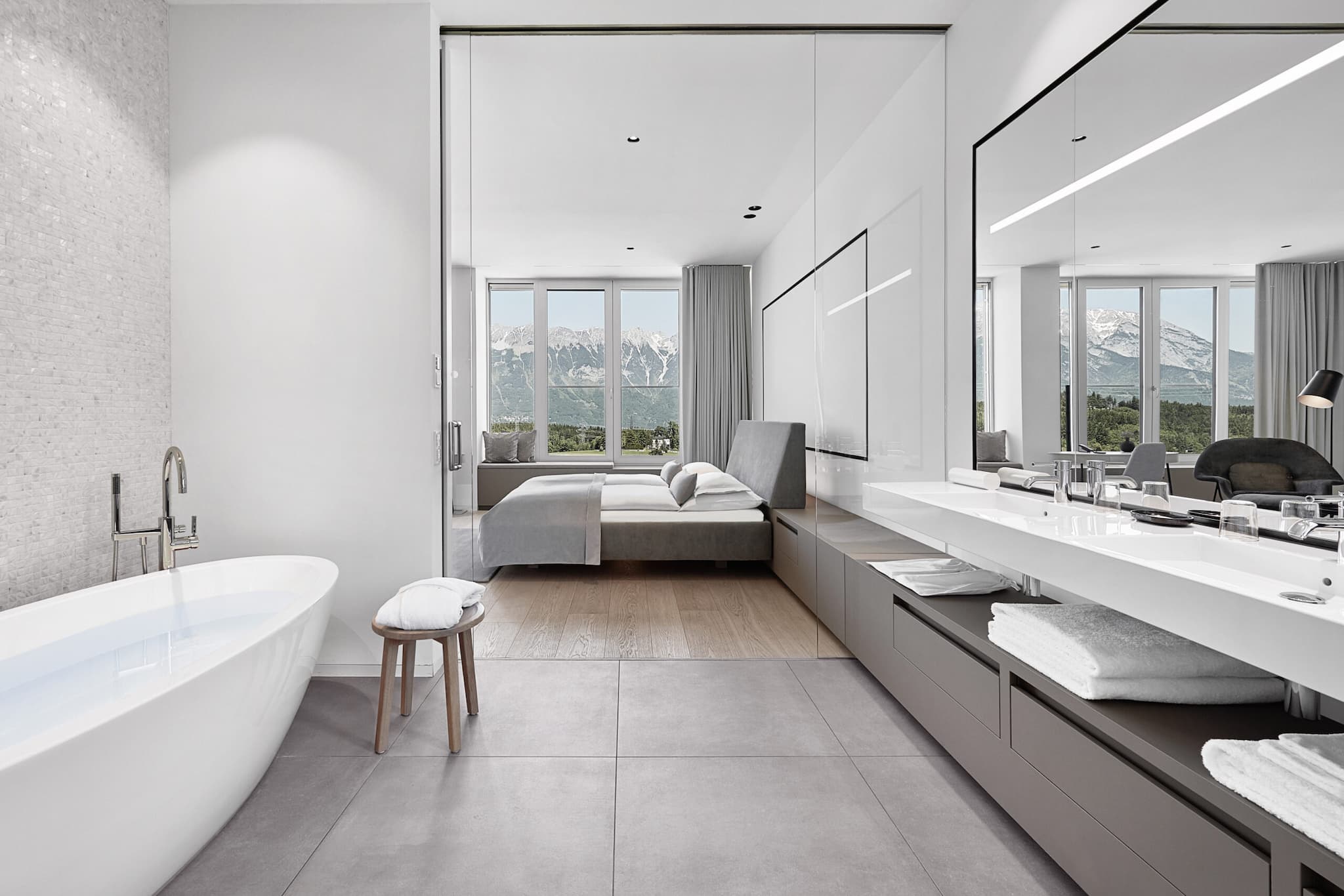 Badezimmer mit Blick auf das Bett der Panoramasuite 92 im Lanserhof Lans