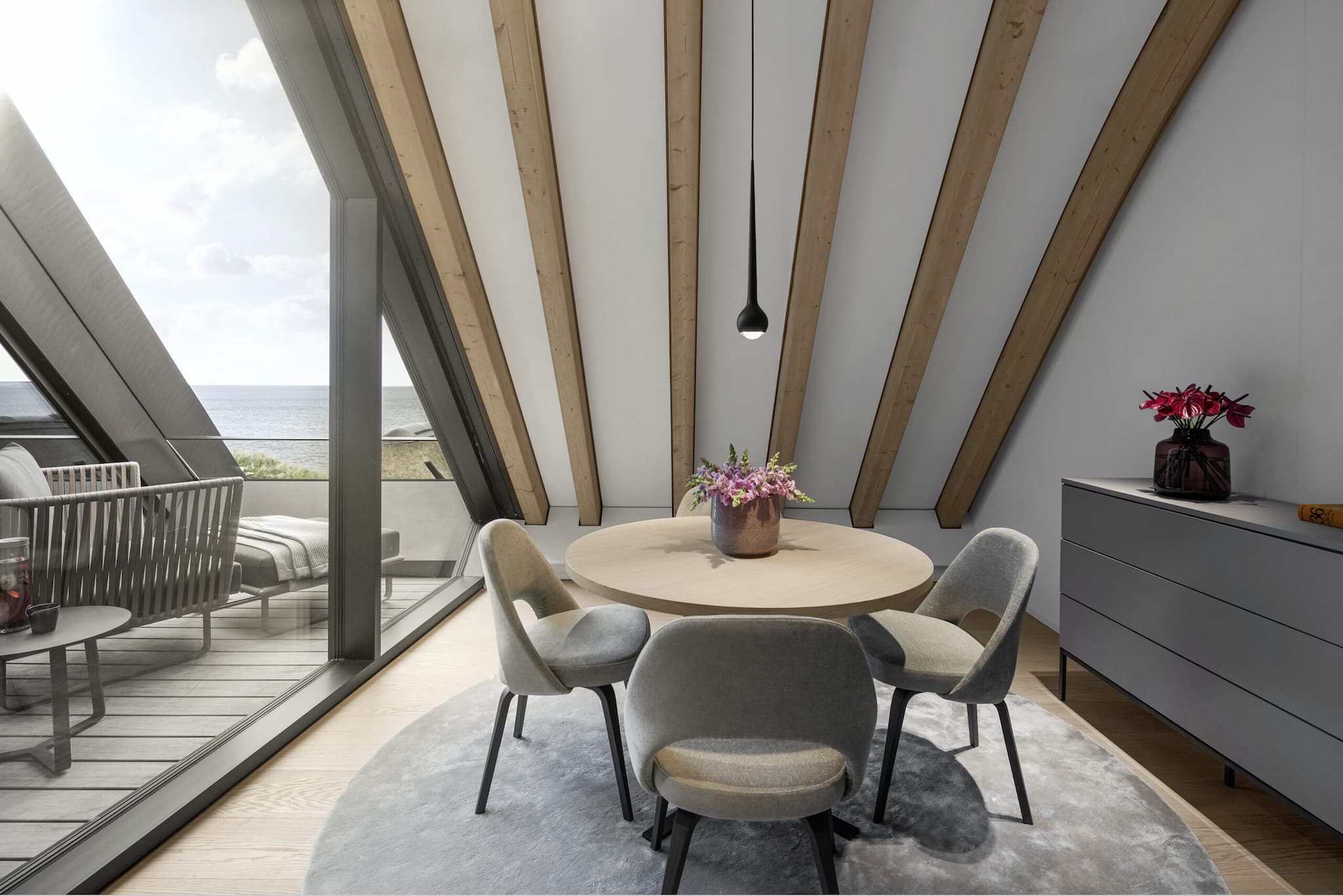 Wohnzimmer mit Essbereich in der Elysium Loft Suite im Lanserhof Sylt