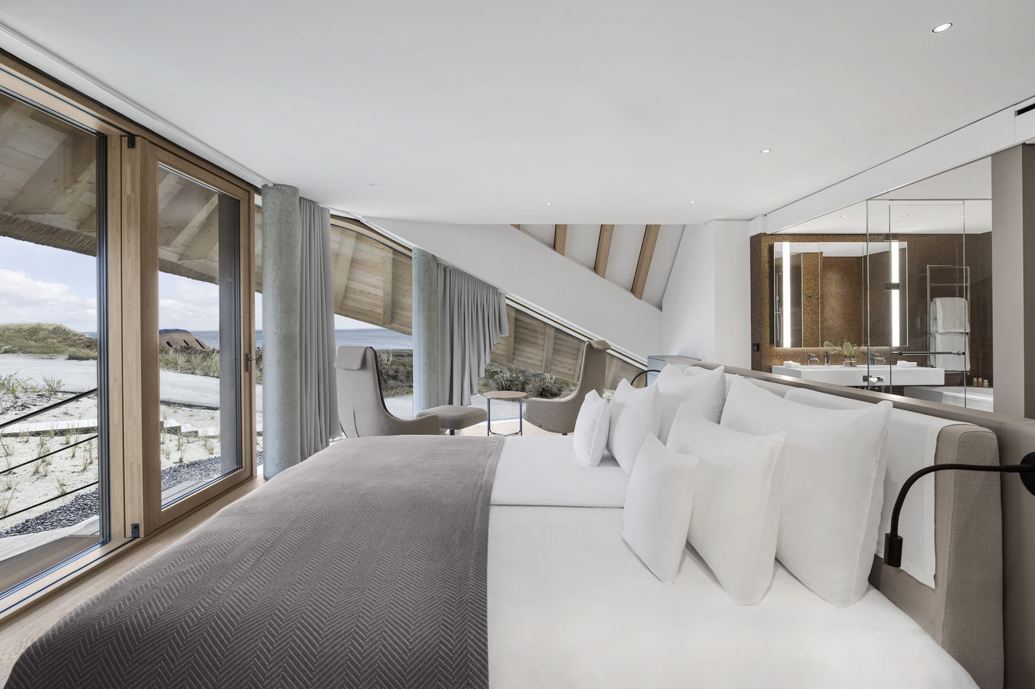 Bett im Doppelzimmer mit Terrasse im Lanserhof Sylt