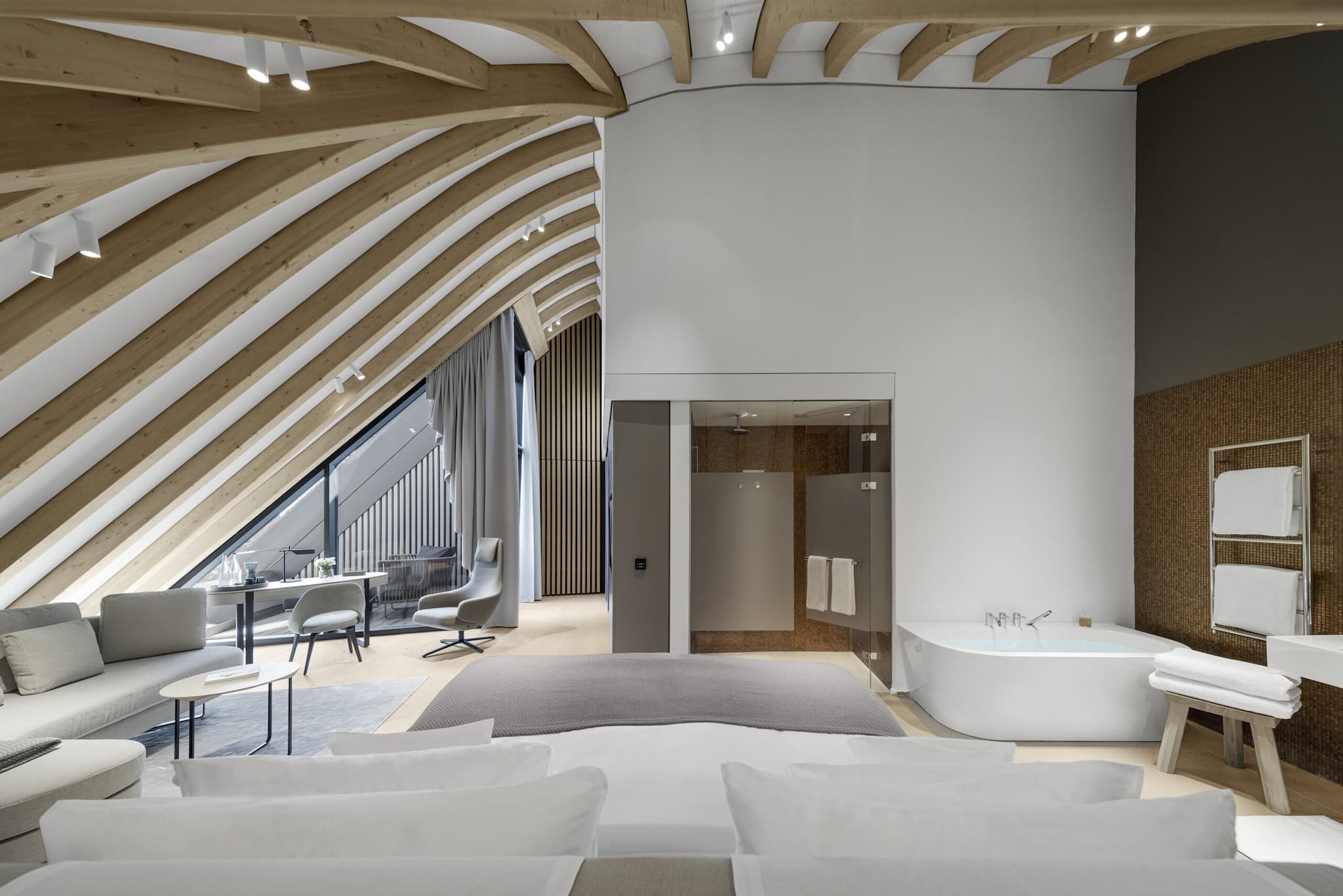 Blick in ein Zimmer des Lanserhof Sylt mit Bandewanne