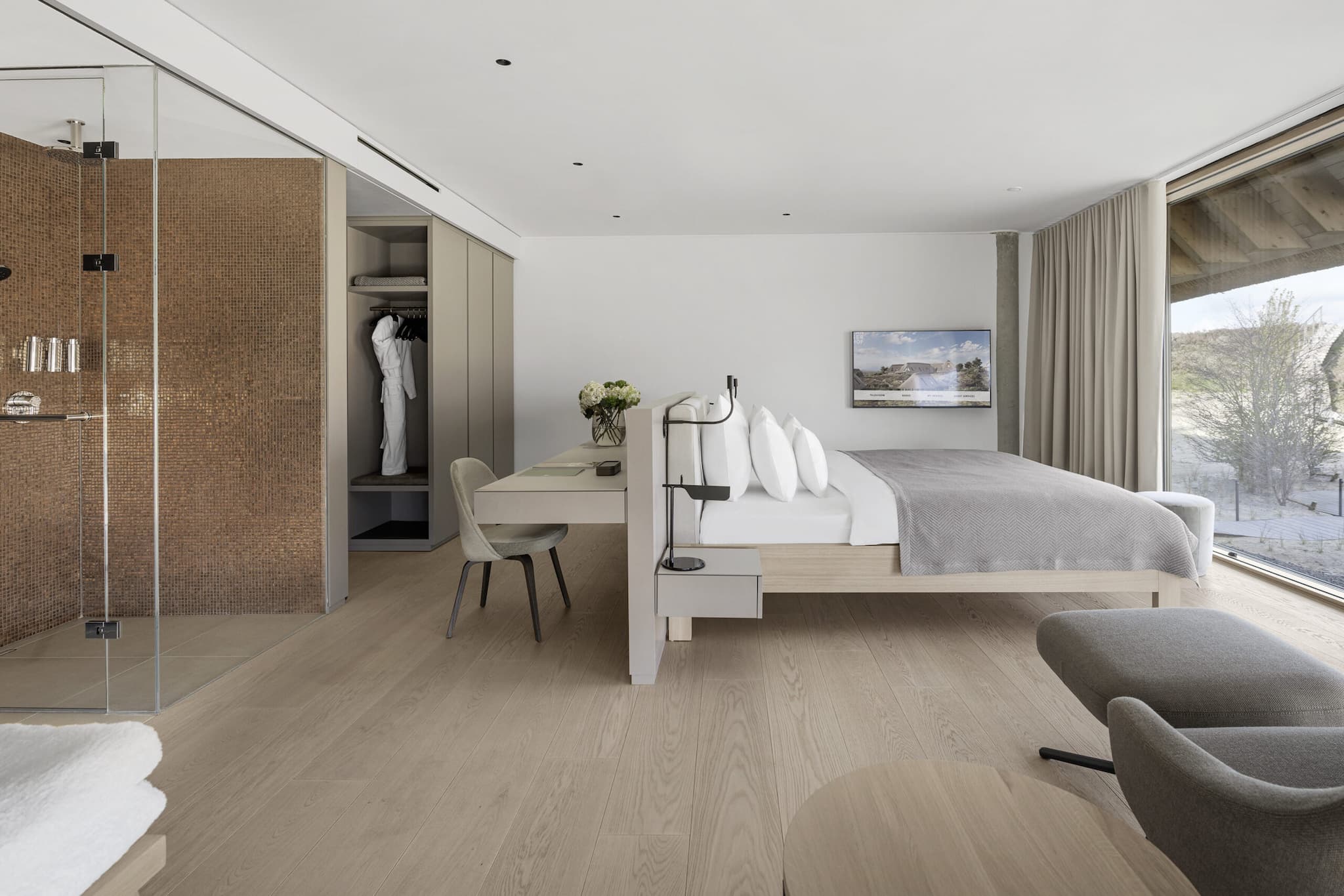 Innenansicht eines Zimmers mit offenem Badezimmer im Lanserhof Sylt