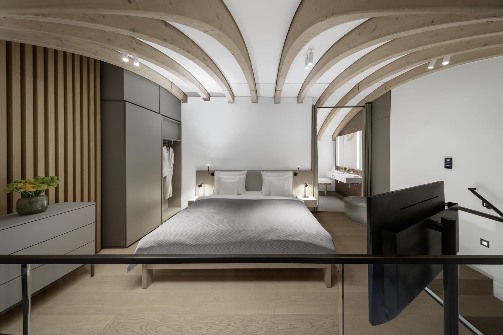 Sicht auf das Schlafzimmer der Parvus Duplex Suite im Lanserhof Sylt