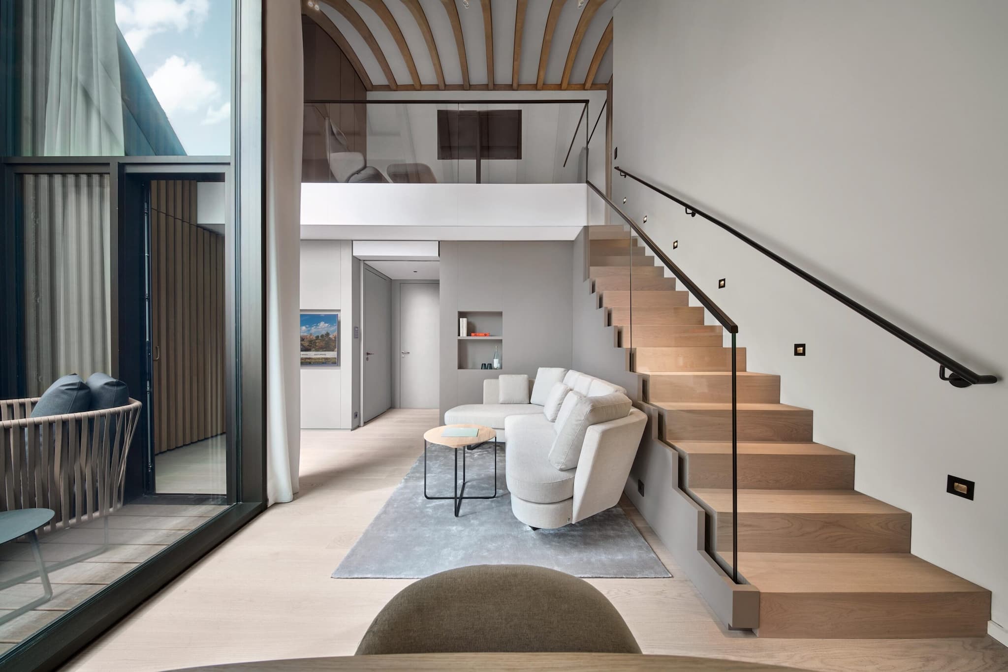 Innenansicht einer Suite mit Treppe Lanserhof Sylt © Alexander Haiden