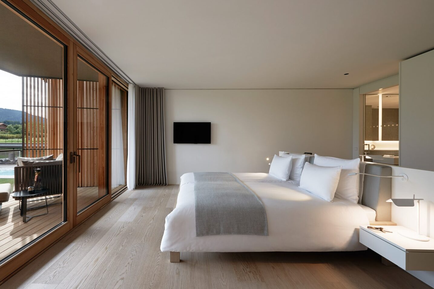 Schlafzimmer des Doppelzimmers im Lanserhof Resort Tegernsee