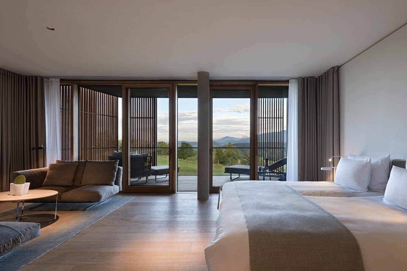 Parvus Suite Schlafzimmer mit Ausblick im Lanserhof Resort Tegernsee