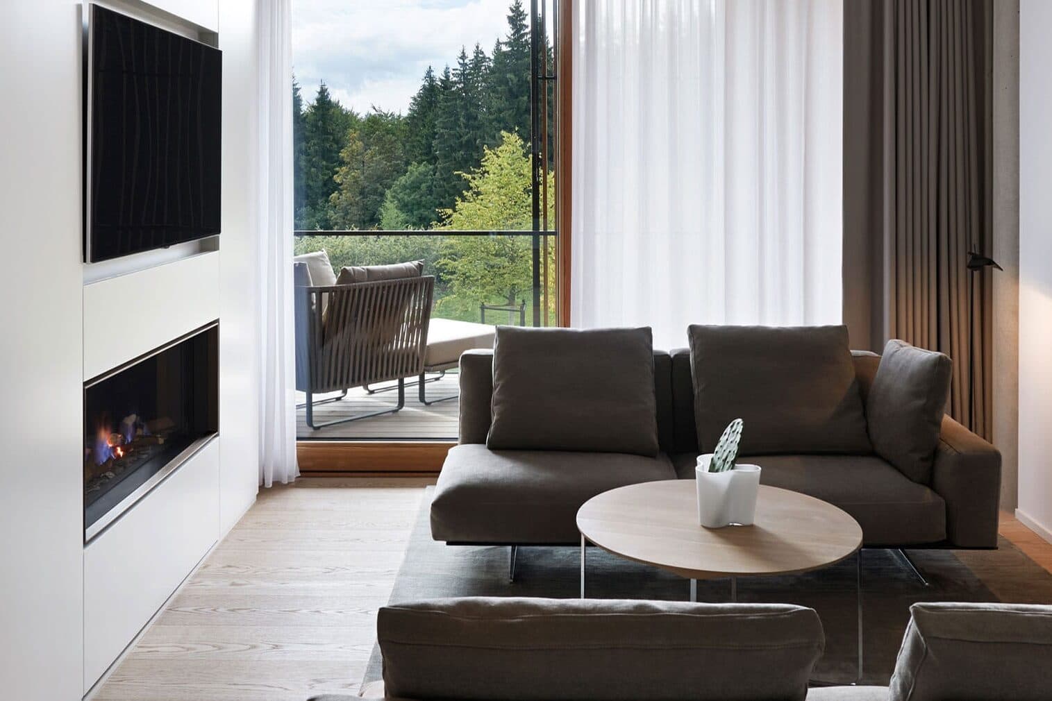 Somnium Suite Wohnzimmer mit Kamin im Lanserhof Resort Tegernsee