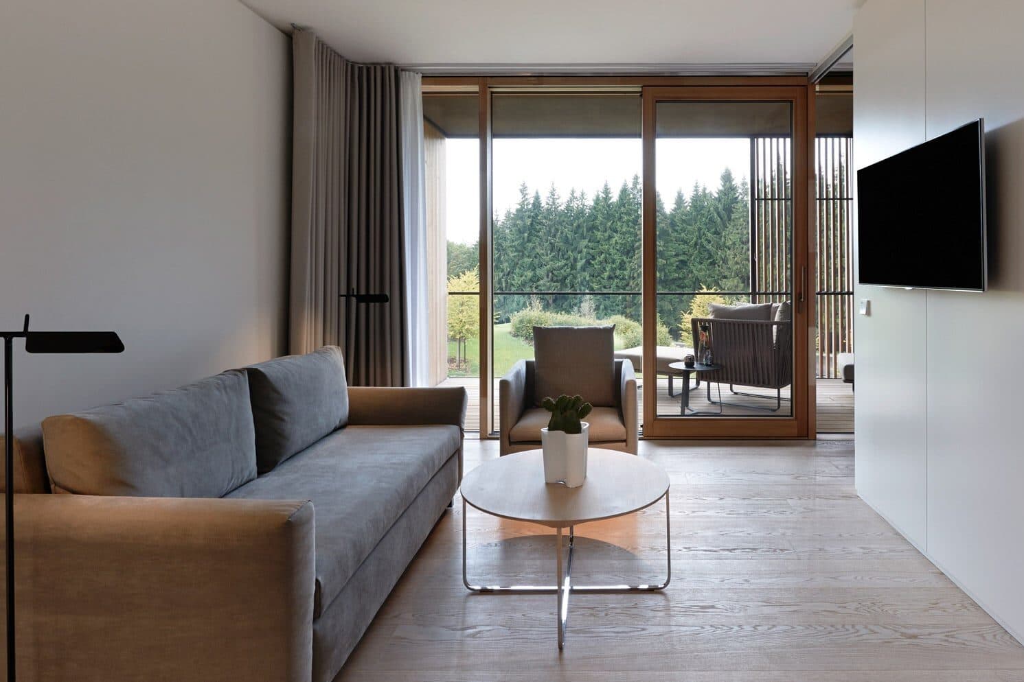 Wohnzimmer der Symphonia Suite im Lanserhof Resort Tegernsee