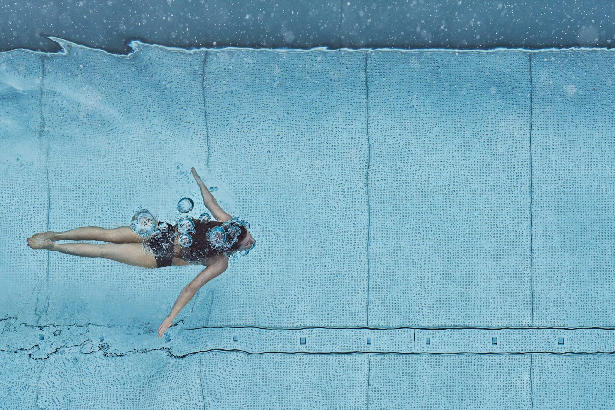 Frau im Pool im Lanserhof Lans