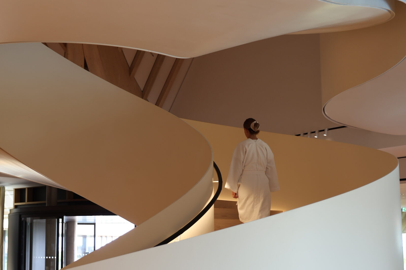 Frau mit Bademantel auf der Treppe im Lanserhof Sylt