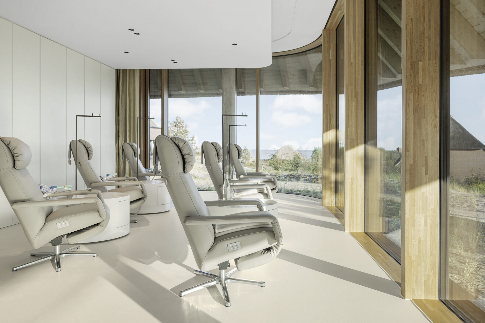 Innenansicht des Infusionsraum im Lanserhof Sylt mit Fensterfront