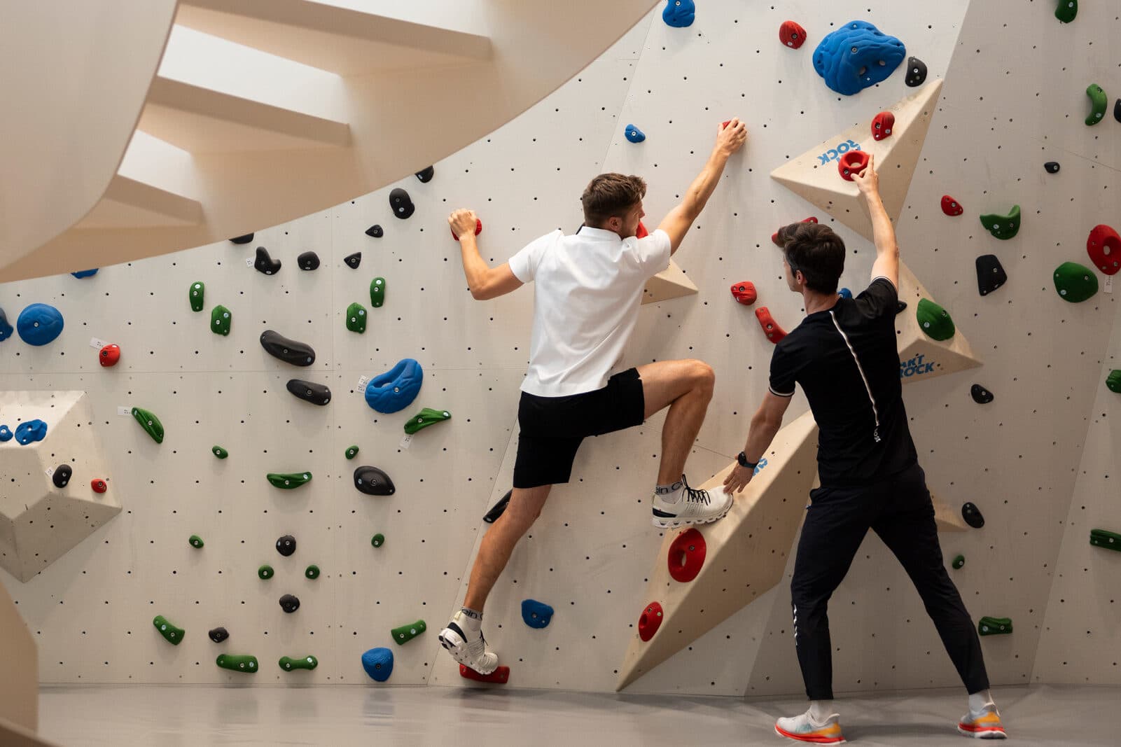 Zwei Maenner an der Kletterwand des Lanserhof Sylt