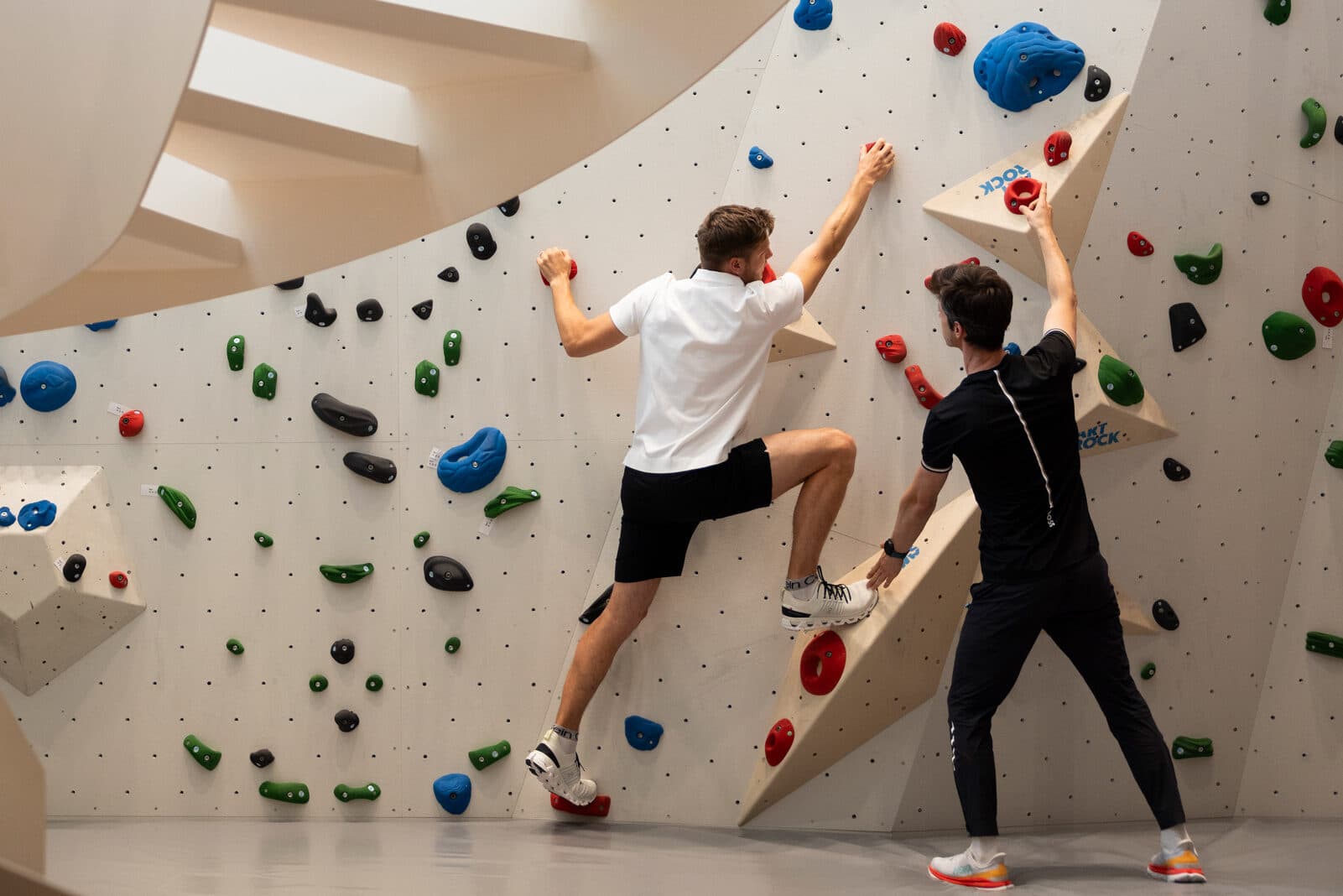 Zwei Maenner an der Kletterwand des Lanserhof Sylt