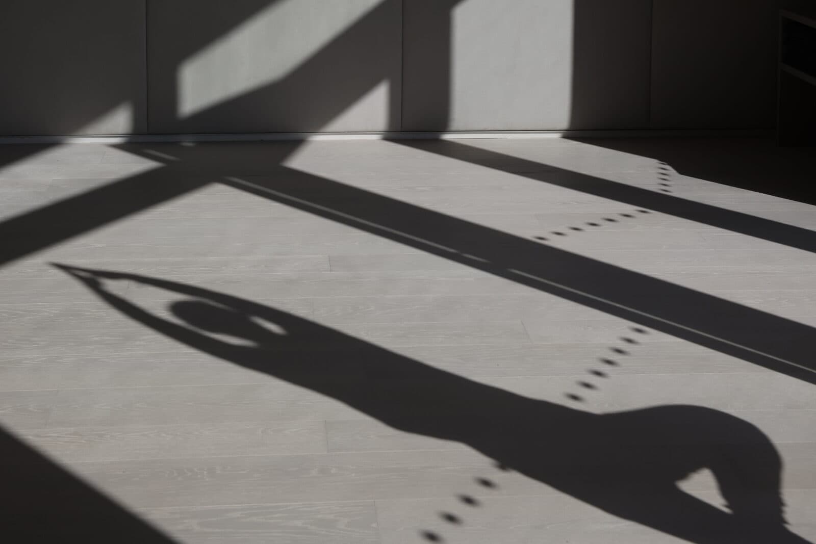 Schatten einer Frau beim Yoga im Lanserhof