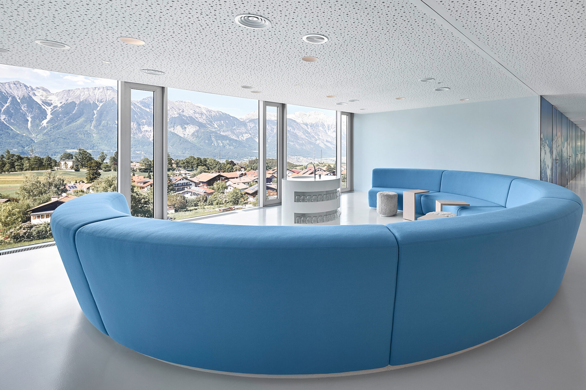 Bild des blauen Sofas im Lanserhof Lans mit Blick auf die Berge - Bild von Alexander Haiden